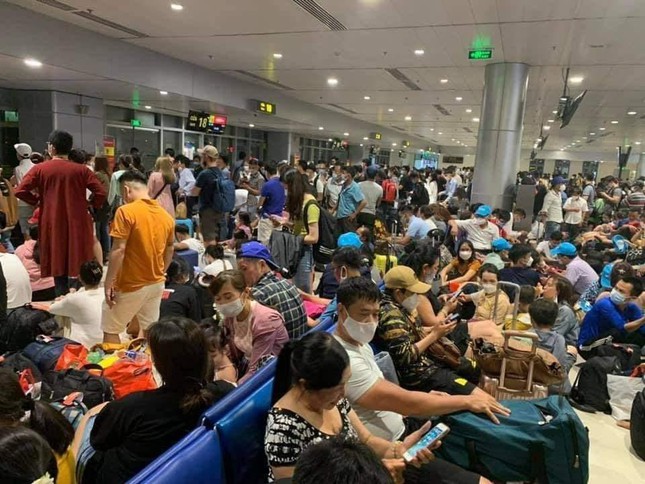 Sân bay Tân Sơn Nhất bị ùn ứ do chuyến bay bị delay tối 3/6