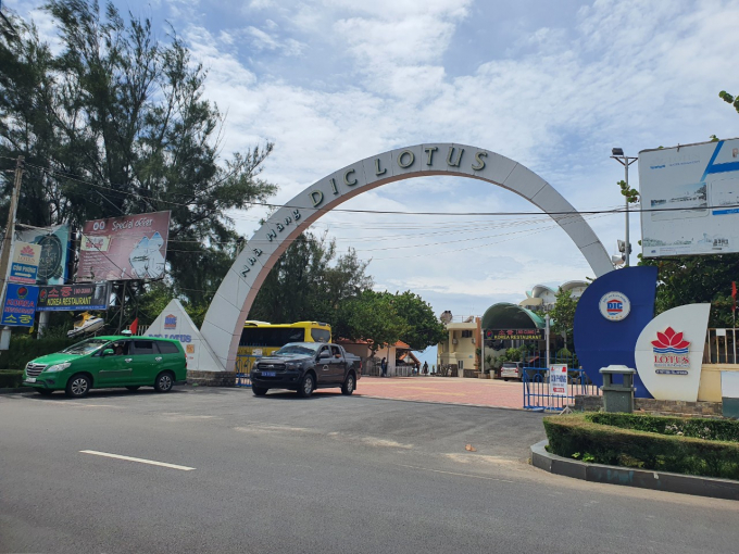 Các doanh nghiệp “xài chùa” đất vàng ở bãi tắm Bãi Sau vẫn mở cửa hoạt động, dù đã quá hạn bàn giao mặt bằng NGUYỄN LONG