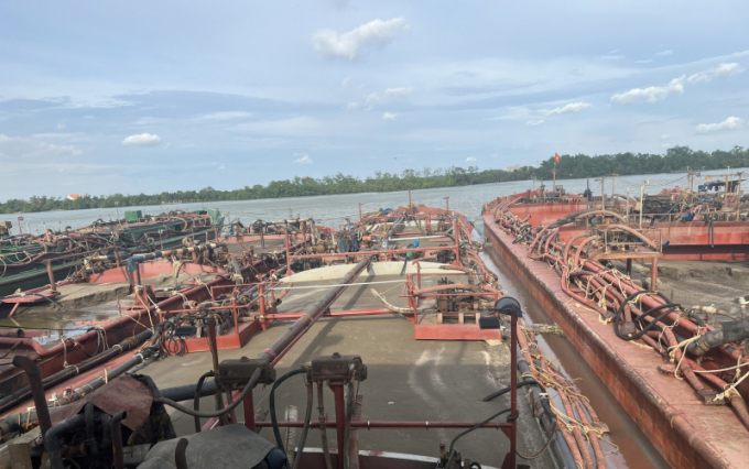 Cục CSGT phối hợp bắt quả tang đường dây khai thác cát trái phép trên khu vực biển Cần Giờ (TP Hồ Chí Minh).