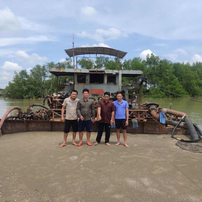 Các đối tượng khai thác cát trái phép.