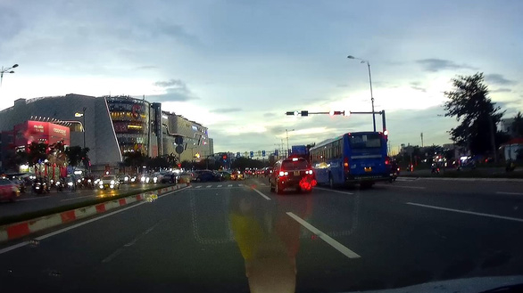 Hình ảnh tài xế L. vượt đèn đỏ chiều 4-6 bị camera hành trình ôtô ghi lại được - Ảnh chụp màn hình