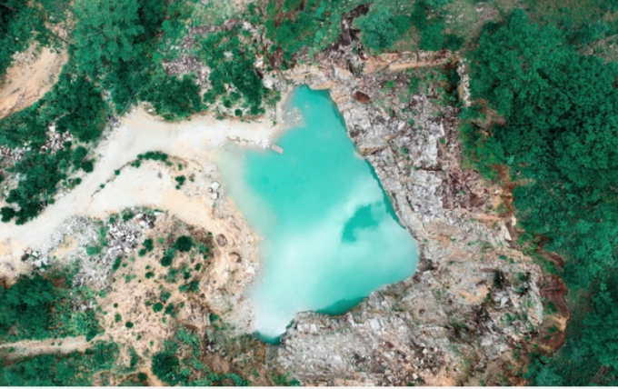 Hồ nước xanh ngọc bích là điểm khác biệt độc đáo.