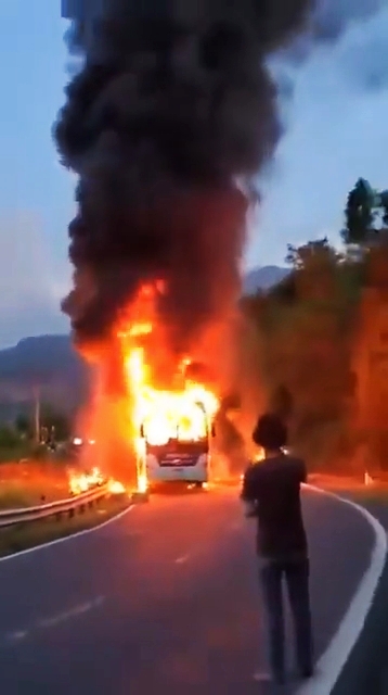 Xe khách 50 chỗ bốc cháy trên đèo Khánh Lê nối Nha Trang - Đà Lạt tối 6-6 - Ảnh cắt từ clip