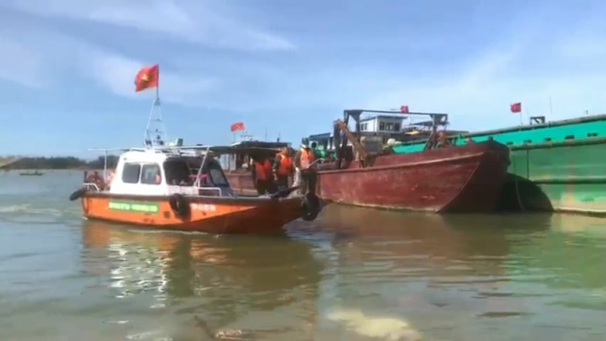 Lực lượng chức năng đưa các ngư dân gặp nạn về đất liền. Ảnh: Thanh Chung