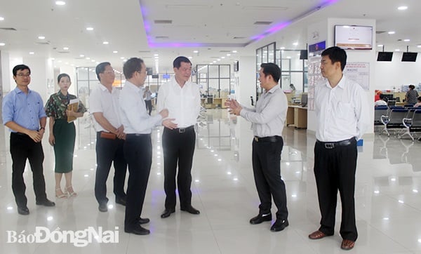 Lãnh đạo Thành ủy và UBND TP. Biên Hòa báo cáo với Bí thư Tỉnh ủy Nguyễn Hồng Lĩnh về việc sắp sếp bố trí nơi làm việc của các cơ quan, đơn vị phòng, ban tại tòa nhà Trung tâm hành chính công Biên Hòa