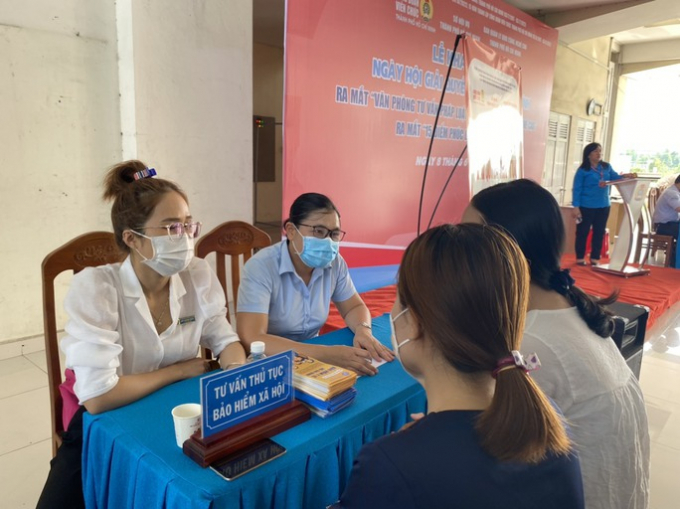 Tư vấn thủ tục hành chính cho người lao động tại Khu Công nghệ cao TP HCM sáng 8-6
