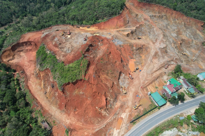 Ngọn núi bên quốc lộ 20 bị phá để lấy đất, đá phục vụ dự án có 30 công trình trái phép. Ảnh: VÕ TÙNG