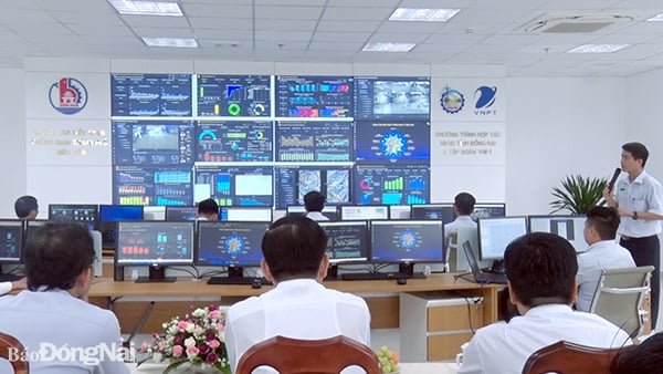 Bí thư Tỉnh ủy và lãnh đạo Thành ủy, UNBD TP. Biên Hòa tham quan và nghe báo cáo về hoạt động của Trung tâm điều hành thành phố thông minh IOC Biên Hòa