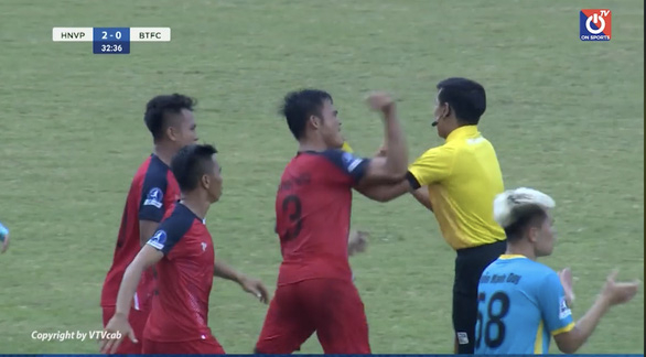Hành động vung tay của cầu thủ Ngô Anh Vũ (3) đội Bình Thuận hướng vào mặt trọng tài Trần Ngọc Nhớ - Ảnh: Chụp màn hình