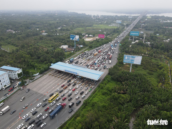 Dòng xe xếp hàng qua trạm thu phí Long Phước thuộc đường cao tốc TP.HCM - Long Thành - Dầu Giây - Ảnh: T.T.D.