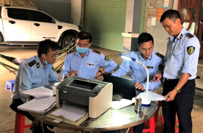 Lực lượng chức năng tỉnh Lâm Đồng kiểm tra, lập biên bản xử phạt vi phạm hành chính đối với cơ sở kinh doanh phân bó Trần Tấn Tài.