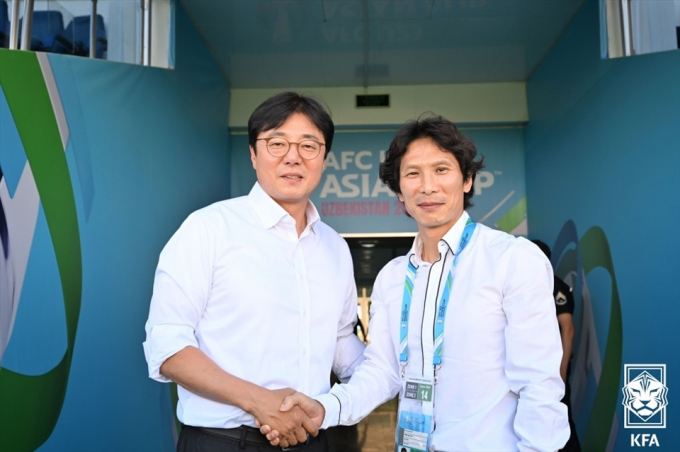 Ông Gong Oh-kyun (phải) cùng huấn luyện viên Hwang Seon-hong của U23 Hàn Quốc. Ảnh: KFA