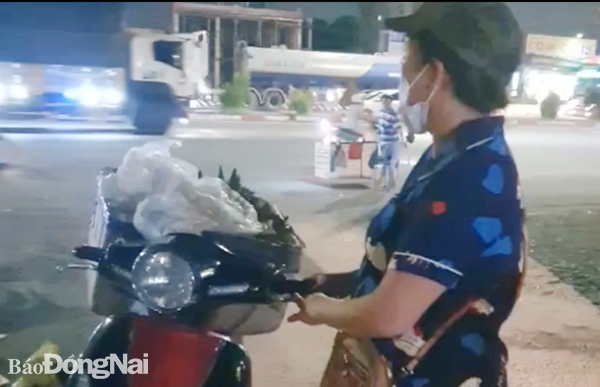 Một trường hợp dùng xe máy chở rác thải ra đổ trộm bên lề đường quốc lộ 51 bị lực lượng chức năng phát hiện