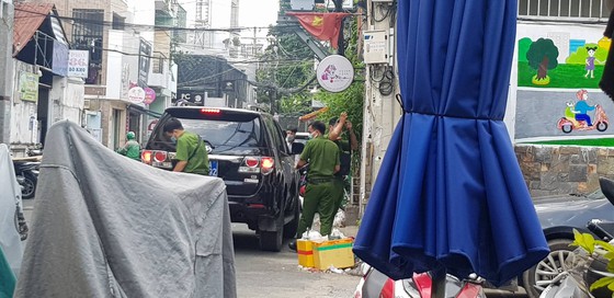 Công an phong tỏa khám nghiệm hiện trường. Ảnh: CHÍ THẠCH