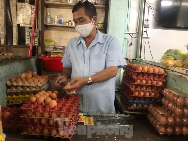 Tuy nhiên tại nhiều chợ, giá trứng biến động mạnh, giá từ 34.000-35.000 đồng/chục