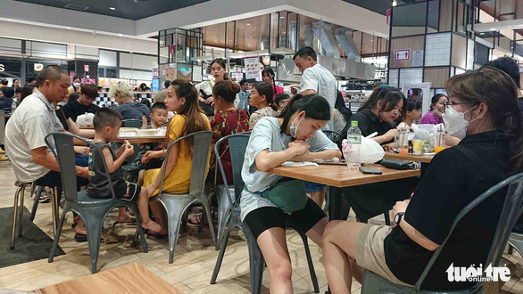 Người dân ăn uống, mua sắm tại một trung tâm thương mại ở Hà Nội - Ảnh: DƯƠNG LIỄU