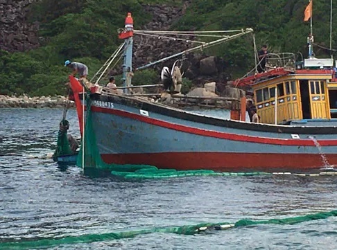 Tàu cá vi phạm bị Ban Quản lý vịnh Nha Trang xử lý khi đánh bắt tại Khu Bảo tồn biển vịnh Nha Trang .Ảnh: KỲ NAM