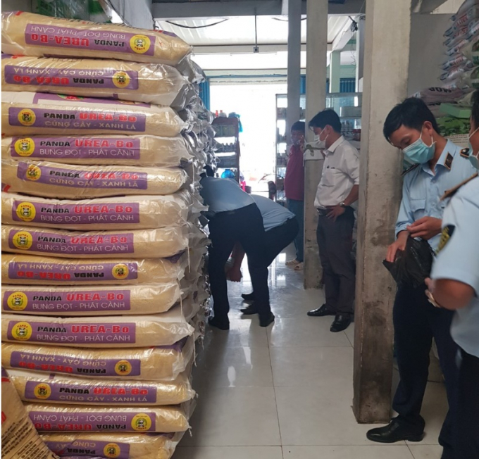 Đoàn Kiểm tra liên ngành - Ban Chỉ đạo 389 tỉnh Hậu Giang kiểm tra cửa hàng vật tư nông nghiệp