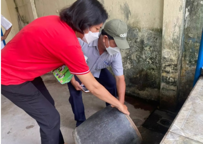 Lật úp các lu vại chứa nước không sử dụng để lăng quăng không sinh sôi.