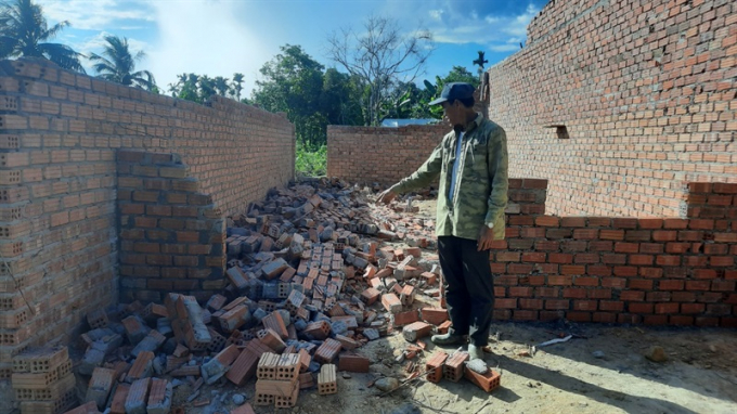 Nhiều bức tường căn nhà tạm của gia đình ông Viên bị Chủ tịch xã Trần Văn Thu chỉ đạo lực lượng đập phá.