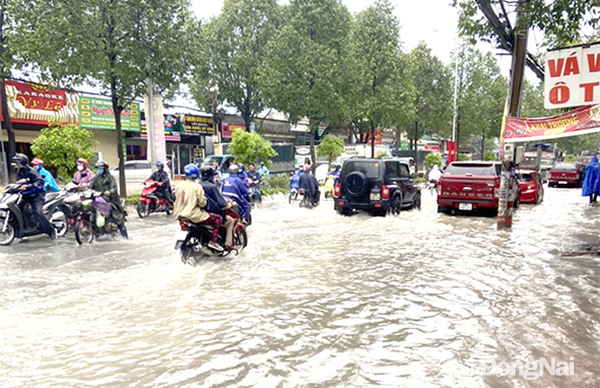 Khu vực cầu Đồng Khởi thuộc 2 phường Tân Phong và Trảng Dài (TP.Biên Hòa) đang là một trong những “điểm nóng” của tình trạng ngập nước khi trời mưa. Ảnh: P.Tùng