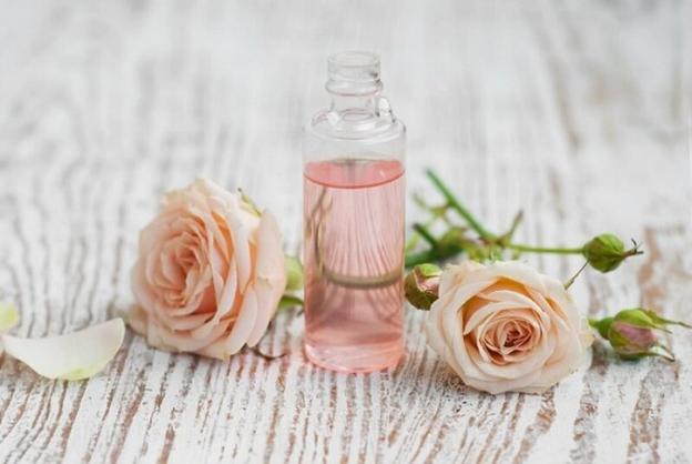 Nước hoa hồng là một trong những nguyên liệu tốt có khả năng hạn chế tình trạng da không đều màu