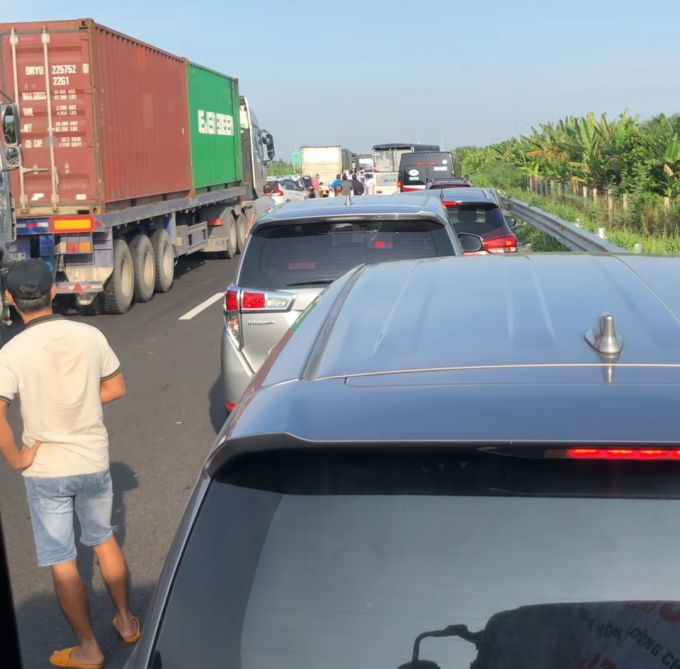Vụ tai nạn làm giao thông ùn tắc nhiều cây số trên cao tốc Trung Lương - Mỹ Thuận LÊ LANG