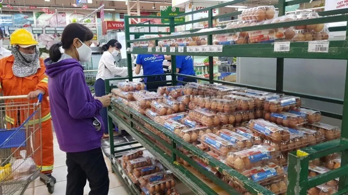 Tiêu thụ trứng gà, vịt tại các siêu thị trong chương trình bình ổn thị trường tăng mạnh do giá bán đang rẻ hơn bên ngoài 12%-15%