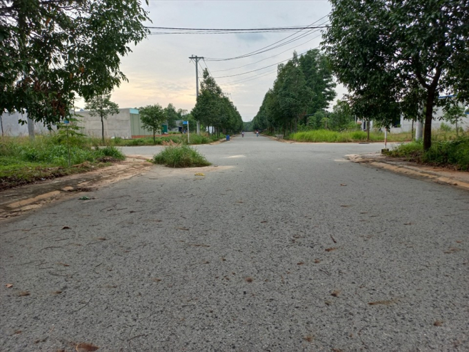 Nhiều nơi có hạ tầng tốt, nhưng giá đất lên cao người lao động không mua được, giới đầu tư thì không mặn mà.