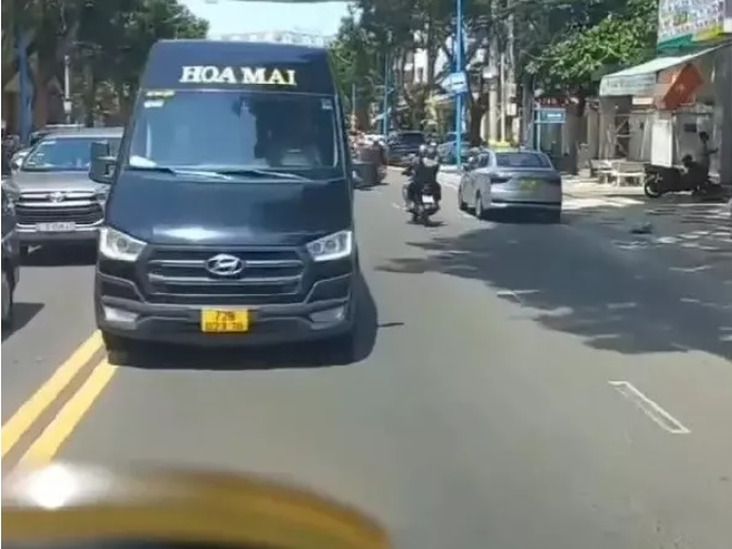 Tài xế xe Hoa Mai điều khiển xe đi lấn làn, vi phạm luật giao thông. Ảnh cắt từ clip