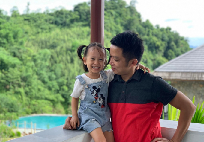 “Tôi chưa bỏ quên con bao giờ. Không biết sao lúc đó lại lú lẫn thế! Rất may, vợ tôi không trách móc gì và cũng thông cảm khi phải ‘hộ tống’ nhiều đứa trẻ như thế” - anh Đúng chia sẻ.