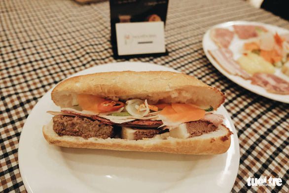 Bánh mì thịt nguội ăn kèm đồ chua ở tiệm bánh mì Nguyên Sinh, đường Trần Đình Xu (quận 1, TP.HCM) - Ảnh: MAI THƯƠNG