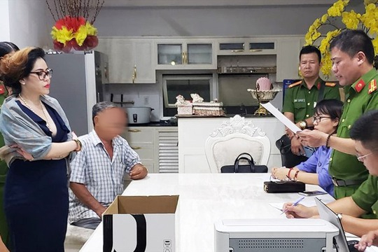 Công an TP HCM đọc lệnh bắt bà Phạm Thị Tuyết Nhung