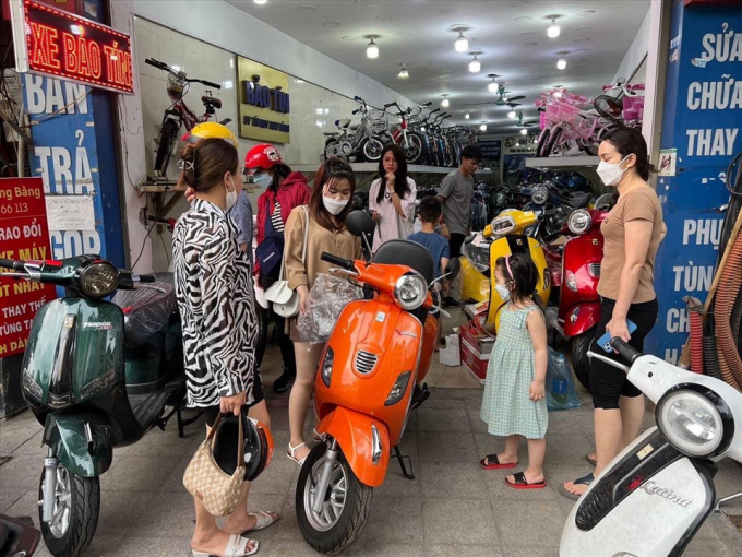 Nhiều người dân đã chuyển hướng lựa chọn sang các phương tiện “xanh” như xe đạp điện, xe máy điện. Ảnh: NVCC.