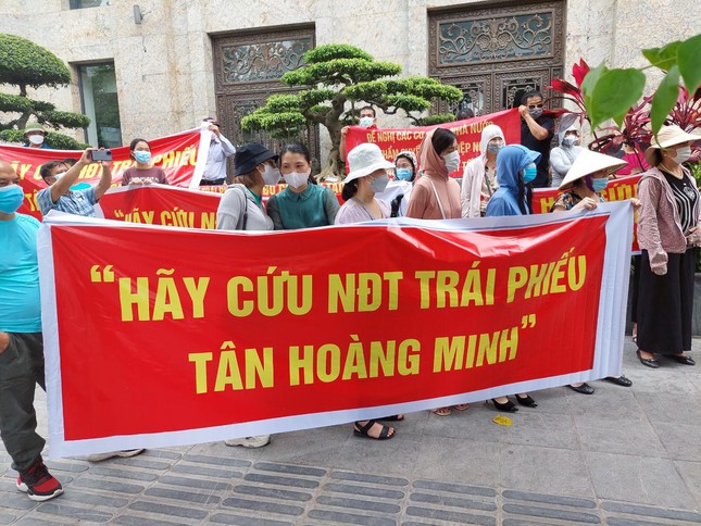 Nhà đầu tư trái phiếu Tân Hoàng Minh nhiều ngày căng băng rôn yêu cầu các cơ quan chức năng giúp đỡ nhà đầu tư đòi tiền.