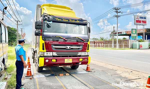 Trạm cân lưu động của Thanh tra giao thông (Sở GT-VT) kiểm tra tải trọng xe lưu thông trên quốc lộ 1 (H.Xuân Lộc)