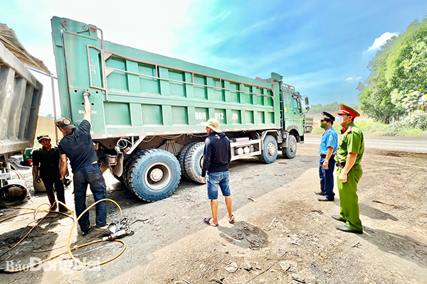Đội Thanh tra giao thông số 3 (khu vực TP.Biên Hòa) phối hợp với Công an TP.Biên Hòa cương quyết bắt xe tải quá khổ phải tháo thùng cơi nới trái phép. Ảnh: Đ.Tùng
