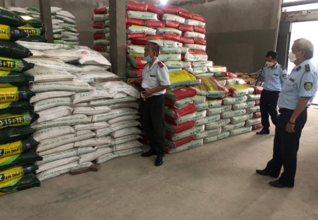 Lực lượng chức năng thu giữ số lượng lớn phân bón giả