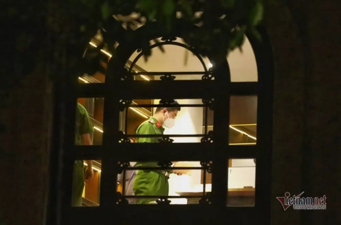 Lực lượng chức năng khám xét bên trong trụ sở Tập đoàn Tân Hoàng Minh tối 5/4 (ảnh: Phạm Hải)