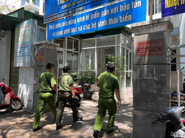 Đến 10h40, lực lượng công an đưa ra xe một số thùng tài liệu từ CDC Khánh Hoà