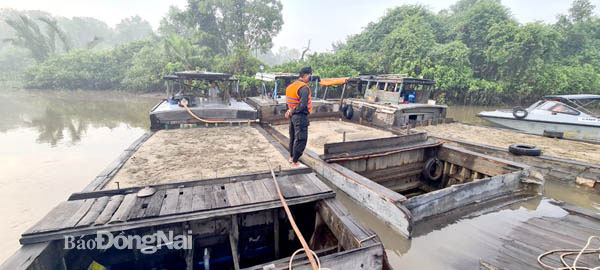 Lực lượng công an bắt ghe khai thác cát trái phép trên sông Đồng Nai. Ảnh: Công an cung cấp