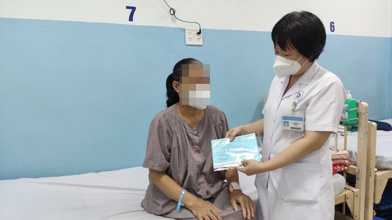 Bác sĩ trao giấy xuất viện cho bệnh nhân