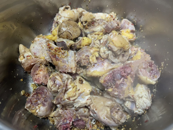 Thịt gà cho vào nồi có phi thơm tỏi, sả, ớt, đảo đều khoảng 5 phút để thịt săn chắc lại - Ảnh: NGUYỄN CÔNG THÀNH