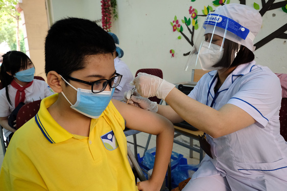 Tiêm vắc xin cho trẻ tại Hà Nội - Ảnh: NAM TRẦN