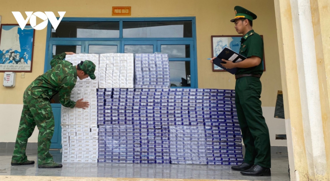 Lực lượng Đồn Biên phòng Cửa khẩu Quốc tế Hà Tiên kiểm đếm tang vật thuốc lá điếu nhập lậu.