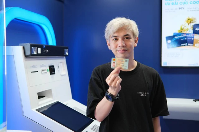 Thay vì phải mang theo nhiều loại giấy tờ cùng thẻ ngân hàng, người dùng đã có thể rút tiền/nộp tiền tại ATM của ngân hàng chỉ bằng thẻ CCCD gắn chip