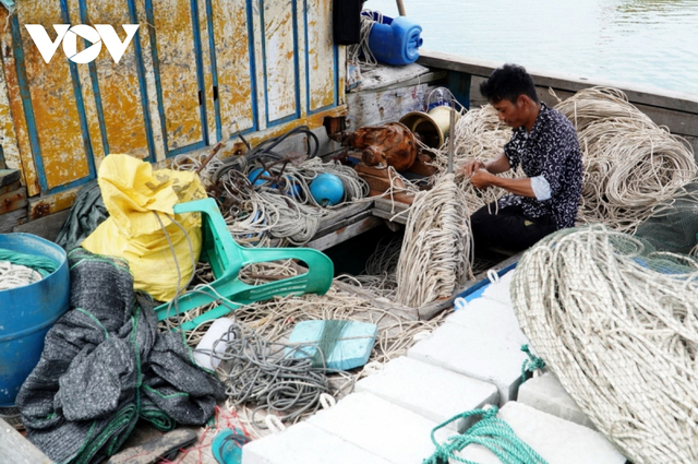 Chi phí dầu cho chuyến biển rất cao khiến nhiều ngư dân tỉnh Quảng Nam không dám bám biển dài ngày.
