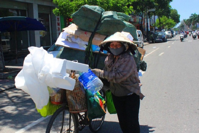 Người lao động làm việc trong ngày nắng có thể nguy hiểm tới tính mạng. (Ảnh: Dân sinh)