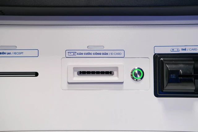 Bên cạnh khe cắm thẻ ATM truyền thống là khe cắm thẻ CCCD gắn chip