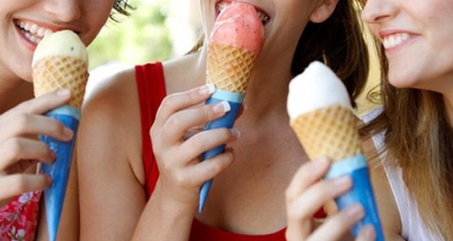 Ăn kem, uống đồ lạnh có thể dẫn tới nguy cơ mắc các bệnh hô hấp. (Ảnh minh hoạ)